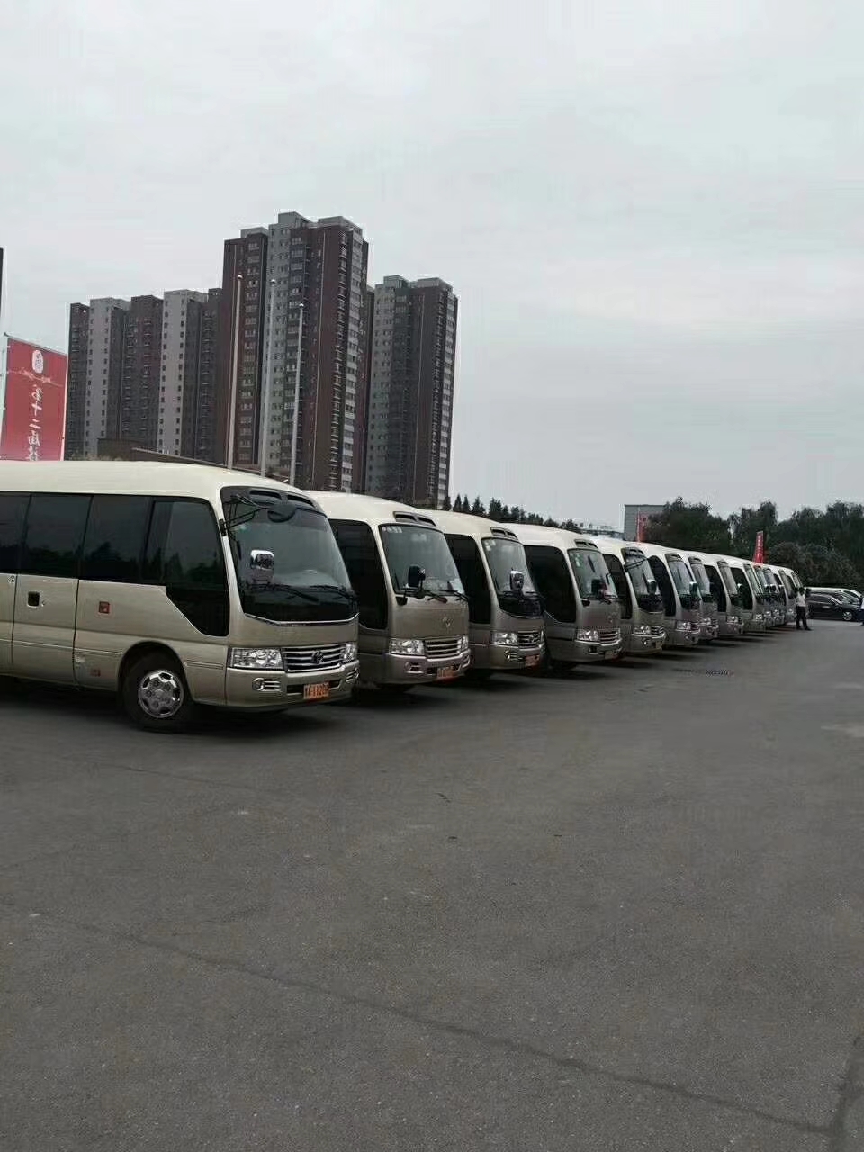 鄭州中巴車出租:國慶婚禮租賃豪車/大巴車/中巴車就找鄭州旅游大巴汽車服務(wù)